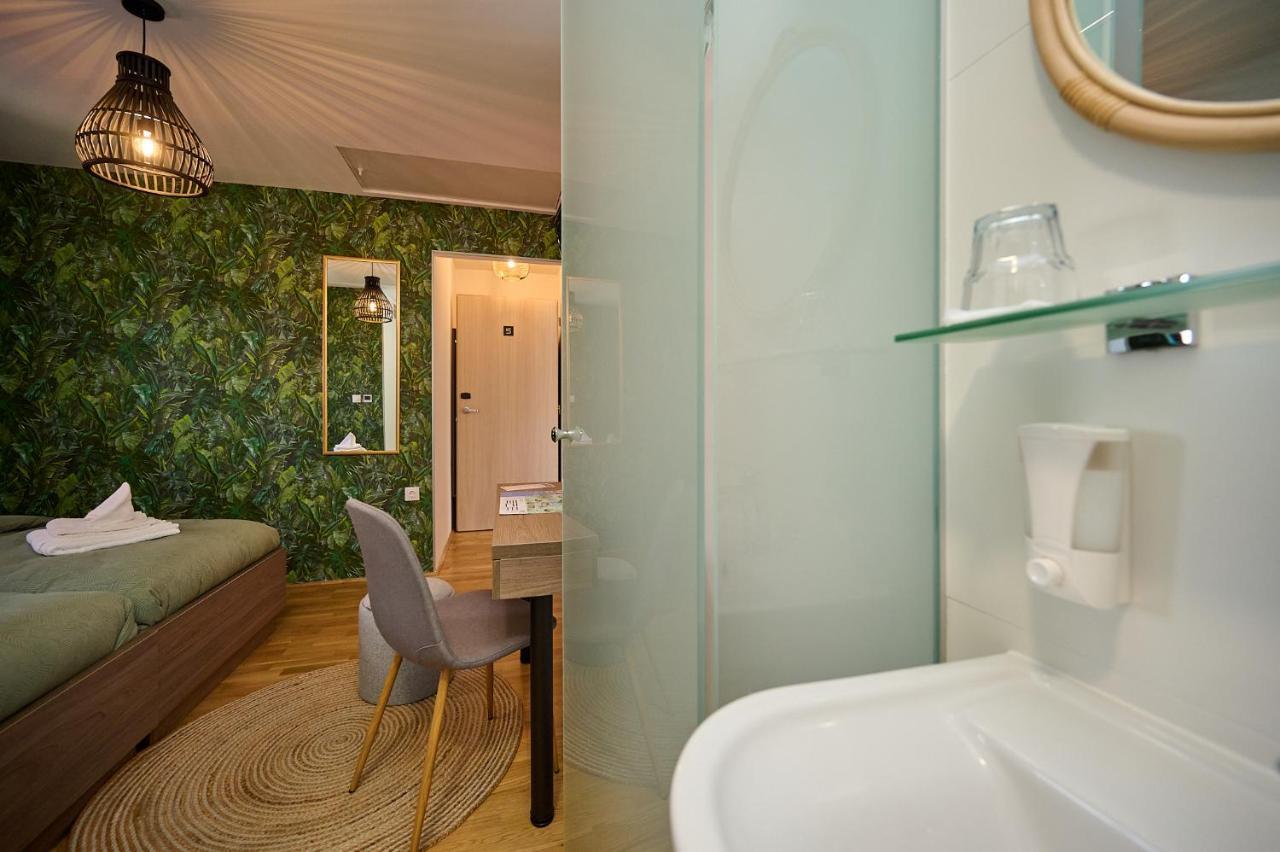 Rooms Сомбатели Екстериор снимка